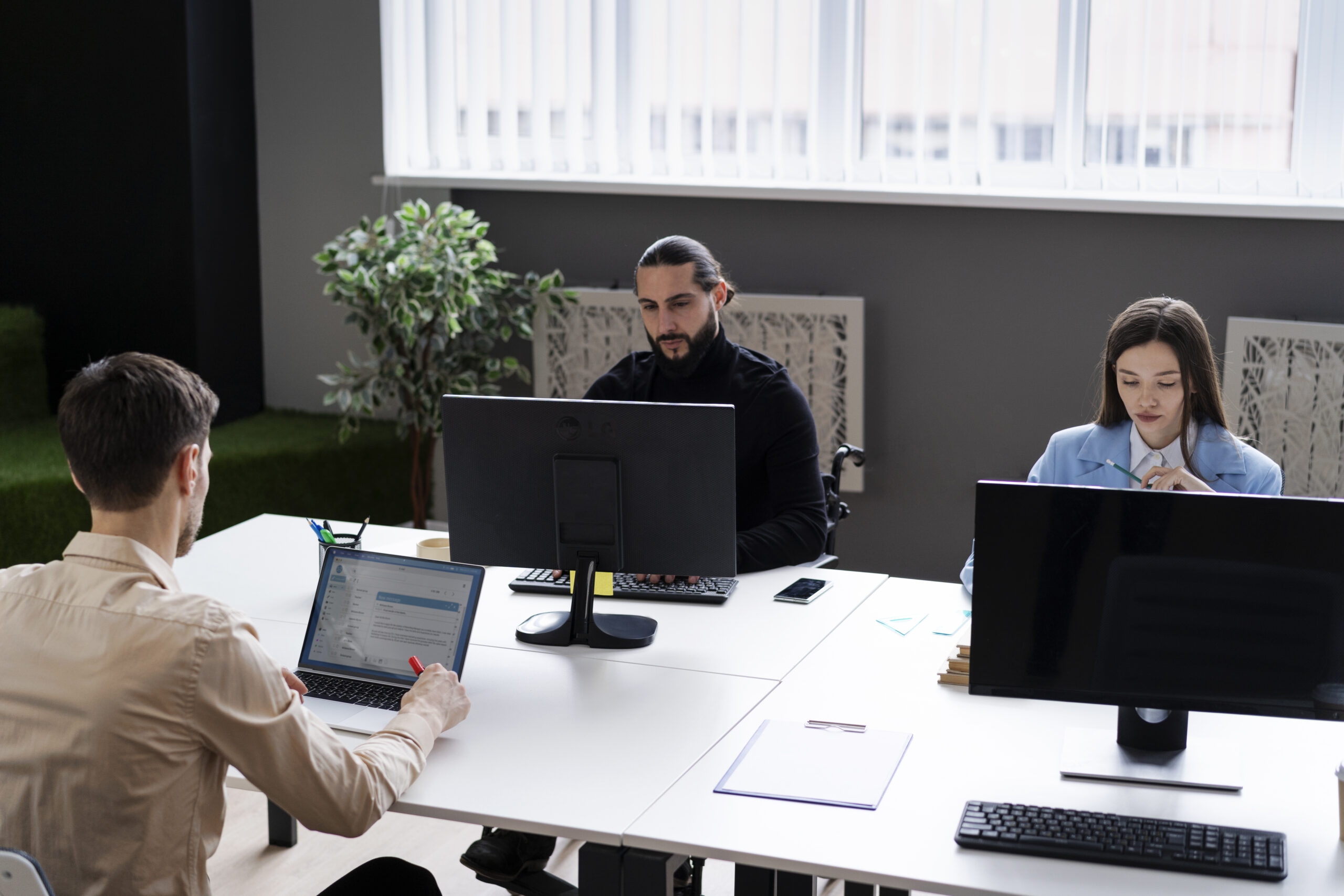 Equipe reunida trabalhando em notebooks